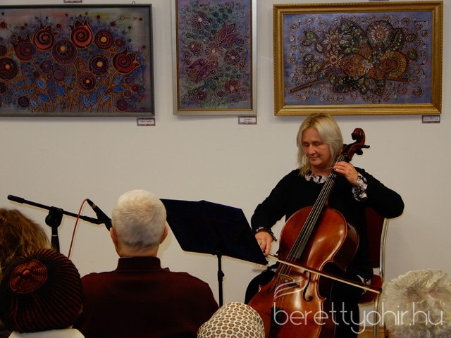 Fellobant az első gyertya lángja 10